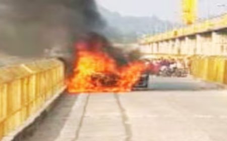 द बर्निंग कार : अचानक आग का गोला बनी चलती कार, अंदर बैठे लोग…