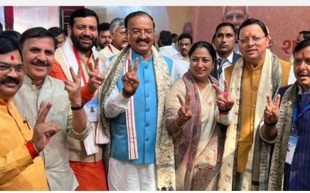 नीतीश सरकार के शपथ ग्रहण समारोह में शामिल हुए CM धामी