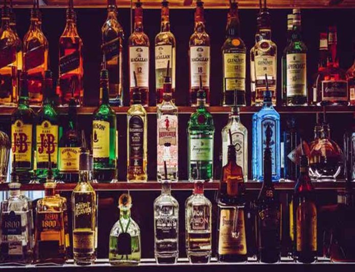 दिल्ली में नई शराब नीति: औद्योगिक क्षेत्रों में प्रीमियम रिटेल दुकानें स्थापित होंगी