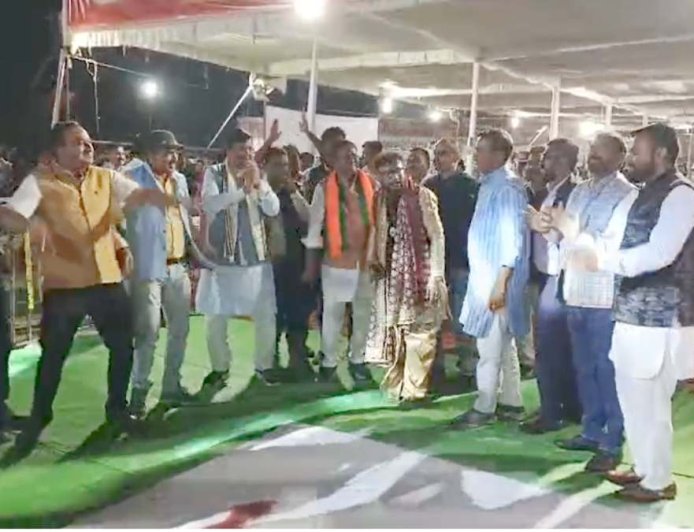 छत्तीसगढ़ का 25वां राज्योत्सव : कलेक्टर, एसपी और CEO ने 'हमर पारा तुहर पारा' पर मनाया जश्न, देखें VIDEO