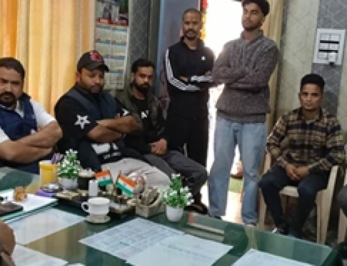 बागेश्वर में पूर्व छात्रसंघ उपसचिव अंकुर उपाध्याय पर हमले के खिलाफ प्रदर्शन, पुलिस से कार्रवाई की मांग