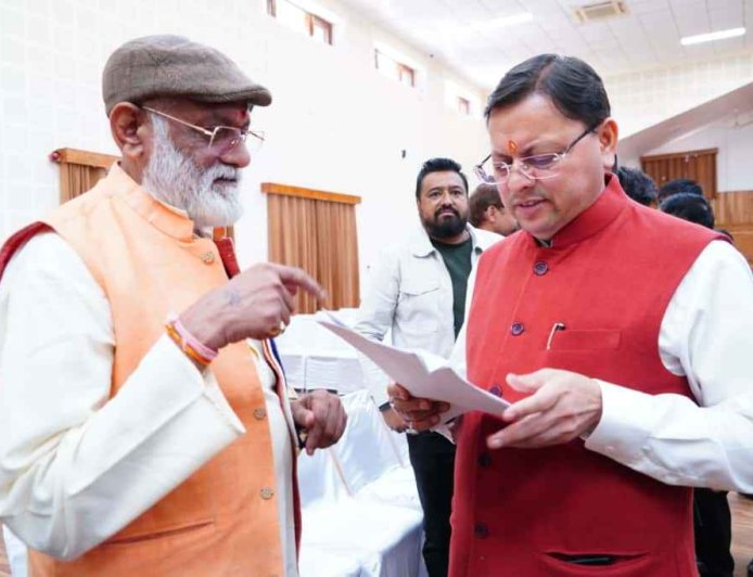 मुख्यमंत्री धामी ने जनता मिलन कार्यक्रम के दौरान सुनी लोगों की समस्याएं