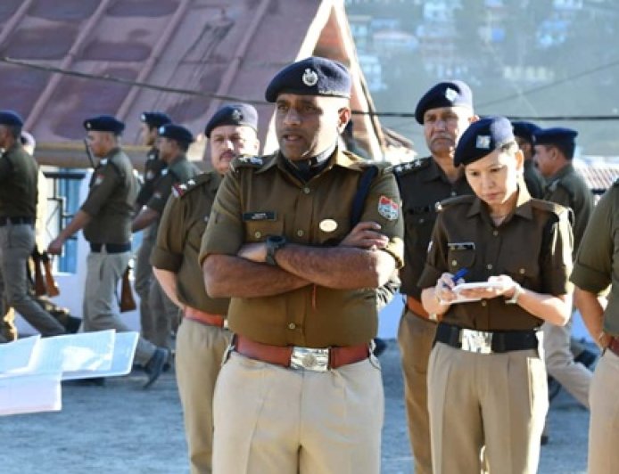 नैनीताल पुलिसिंग की नई पहल: एसएसपी की अगुवाई में आयोजित हुई साप्ताहिक परेड