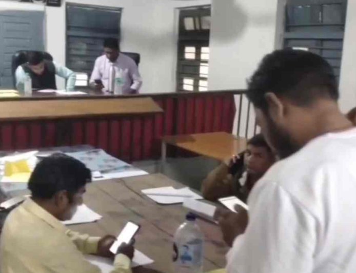 खंडवा में SIR कार्यक्रम के दौरान लापरवाहियों पर कार्रवाई: 3 अधिकारी निलंबित, 2 का वेतन काटा गया