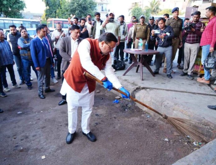 मुख्यमंत्री धामी ने आईएसबीटी देहरादून में गंभीर औचक निरीक्षण, स्वच्छता को लेकर खुद उठाई झाड़ू