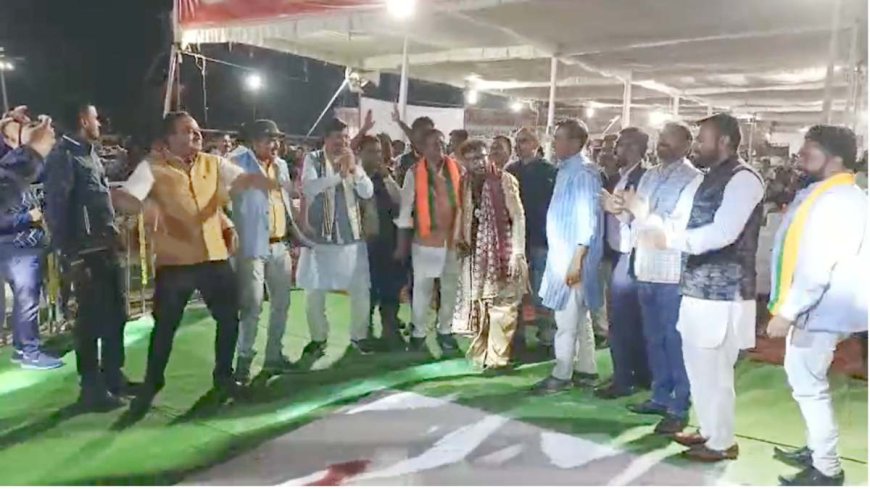 राज्योत्सव का समापन : हमर पारा तुहर पारा… गाने पर रामसेवक पैकरा के साथ झूमे कलेक्टर, एसपी और सीईओ, देखें VIDEO