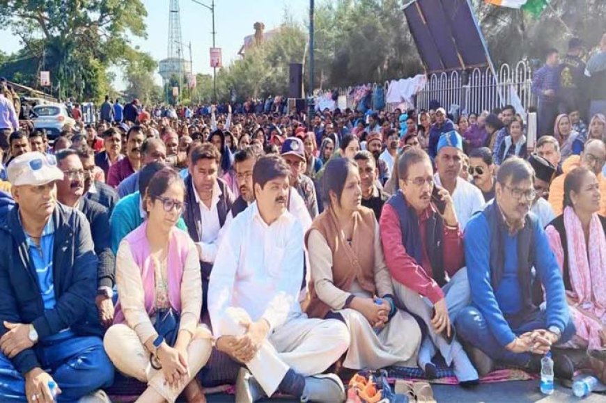 प्रदेश कांग्रेस अध्यक्ष गणेश गोदियाल आंदोलनरत कर्मचारियों के धरना स्थल पर पहुंचे