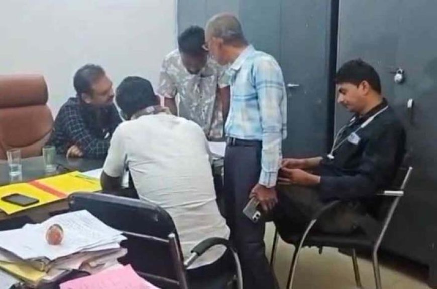 नगर पालिका के इंजीनियर संजय मोटवानी को 30 हजार रिश्वत लेते रंगे हाथों किया गिरफ्तार