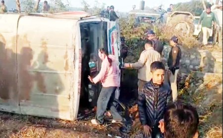 सवारियों से भरी बस अनियंत्रित होकर सड़क किनारे खेत में जा पलटी, हादसे में सात यात्री घायल