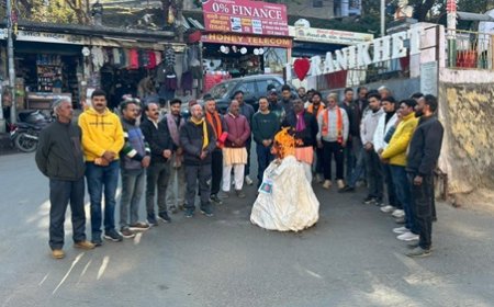 रानीखेत: बांग्लादेश में हिंदू युवक की हत्या के विरोध में प्रदर्शन, गांधी चौक पर फूंका पुतला