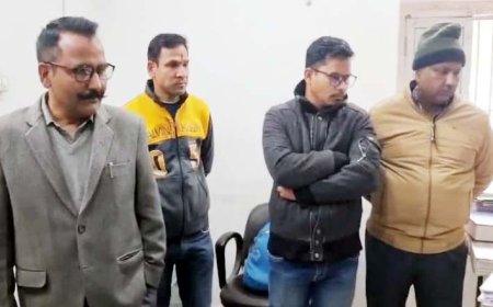 नैनीताल DM ने तहसीलदार को लगाई फटकार: तहसील में प्राइवेट लोगों को काम करता देख भड़के