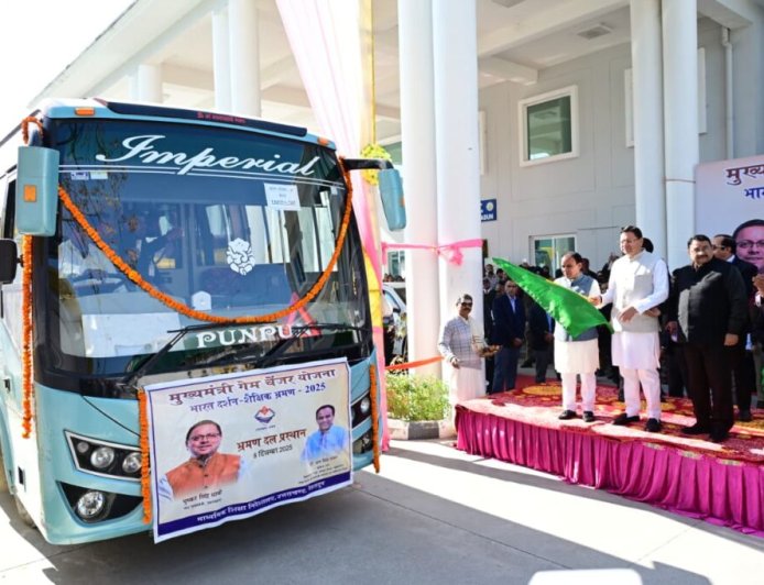 मुख्यमंत्री पुष्कर सिंह धामी ने टॉपर छात्र-छात्राओं के दल को “भारत दर्शन शैक्षिक भ्रमण” पर रवाना किया