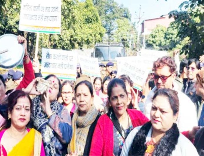 महिला नर्सिंग कर्मी पर थप्पड़ कांड: कांग्रेस और नर्सिंग मंच का घेराव