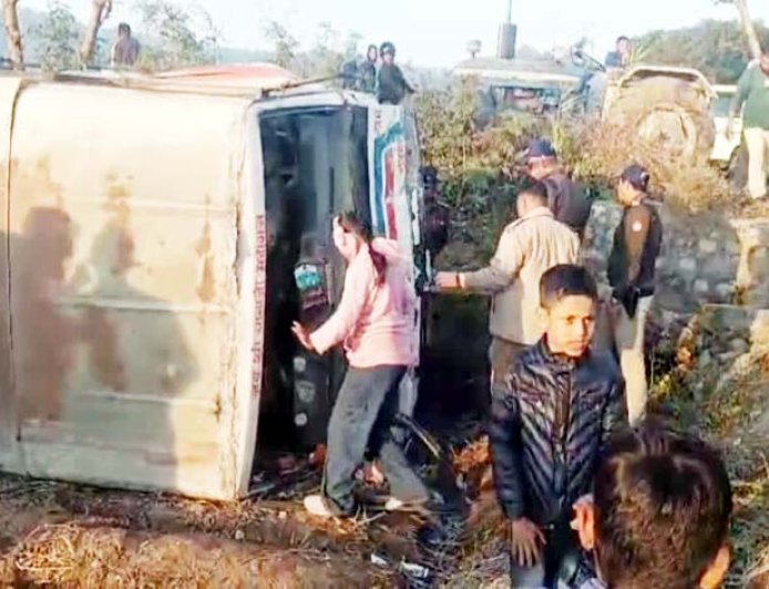 सड़क पर जा पलटी सवारियों से भरी बस, सात यात्रियों का हालत गंभीर