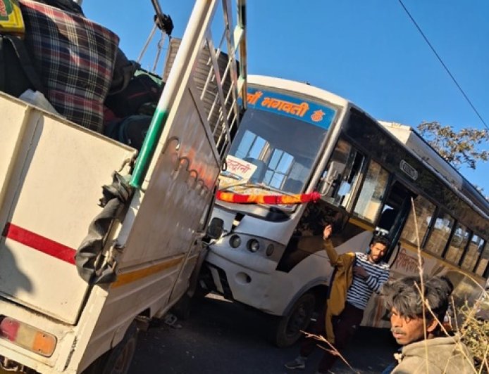 कपकोट: बच्चों को परीक्षा केंद्र ले जा रही केमू बस की पिकअप से जोरदार टक्कर