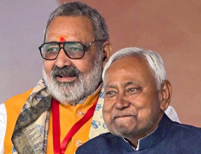 हिजाब विवाद को लेकर सियासी बवाल, नीतीश कुमार का समर्थन करने आए गिरिराज सिंह, विपक्ष ने उठाए सवाल