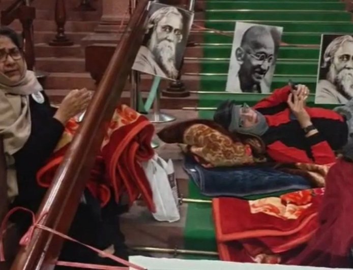 संसद में VB-G RAM-G बिल की मंजूरी: टीएमसी सांसदों का कंबल बिछाकर धरना, गांधीजी के अपमान का आरोप