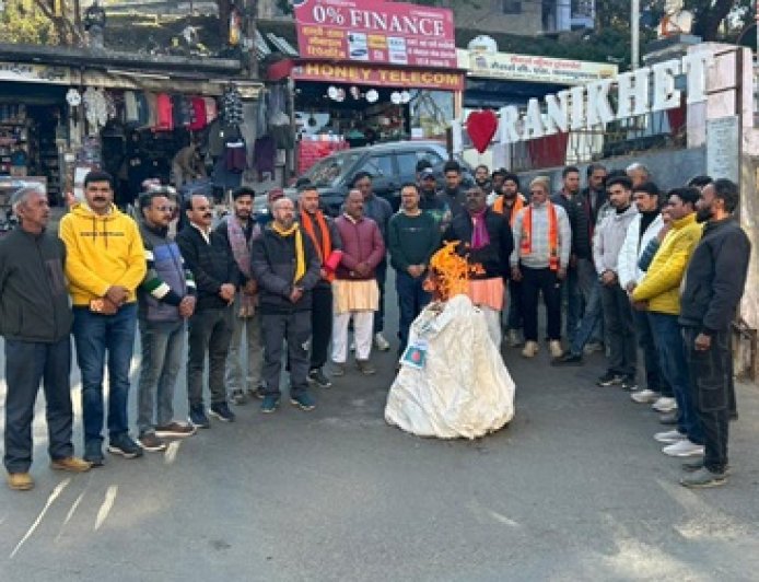 रानीखेत में बांग्लादेश में हिंदू युवक की हत्या के खिलाफ प्रदर्शन, गांधी चौक पर जलाया गया पुतला