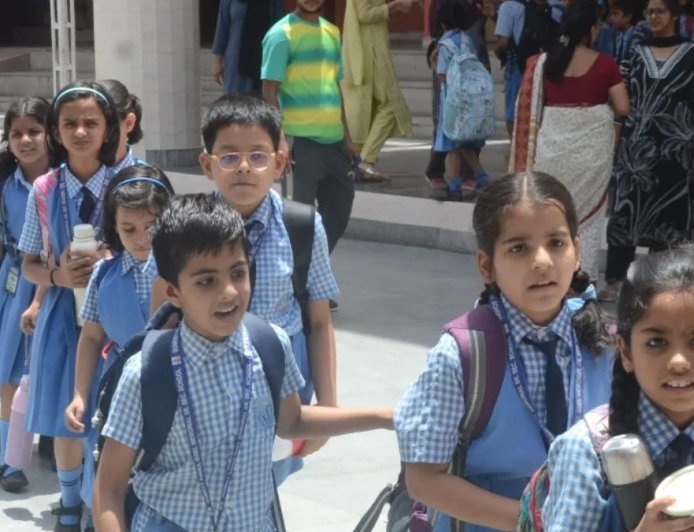 यूपी में कड़ाके की ठंड के चलते स्कूल 15 जनवरी तक रहेंगे बंद, शिक्षकों को मिली राहत