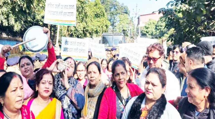 थप्पड़ कांड पर सियासत गरमाई, महिला कांग्रेस की कार्यकर्ताओं और नर्सिंग एकता मंच ने पुलिस मुख्यालय घेरने की कोशिश