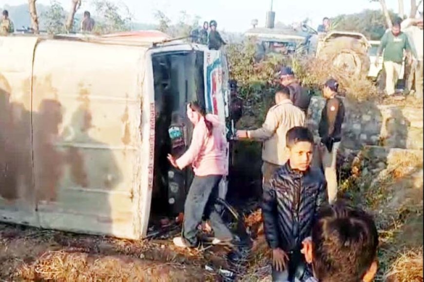 सवारियों से भरी बस अनियंत्रित होकर सड़क किनारे खेत में जा पलटी, हादसे में सात यात्री घायल