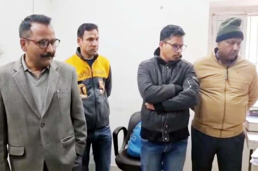 नैनीताल DM ने तहसीलदार को लगाई फटकार: तहसील में प्राइवेट लोगों को काम करता देख भड़के