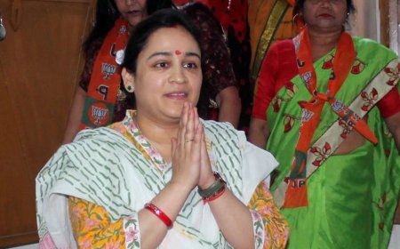 VC चैंबर में घुसने की कोशिश, गमला फेंका और कंप्यूटर गिराया… KGMU में अपर्णा यादव के समर्थकों का हंगामा