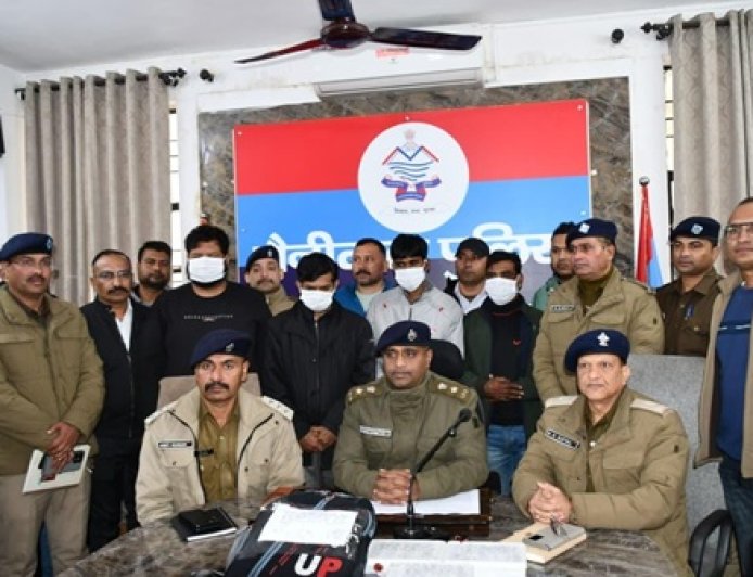 नेपाल बॉर्डर से चार आरोपियों को पकड़ा: 22 लाख रुपए का सोना-चांदी बरामद