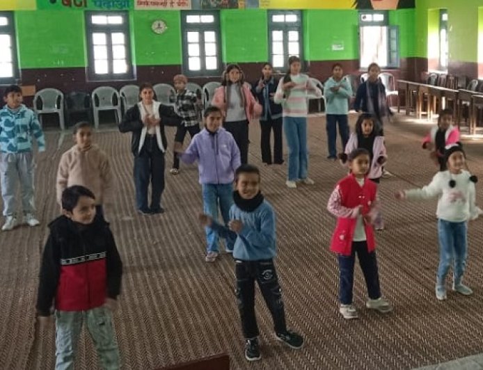 अल्मोड़ा में बच्चों की रंग कार्यशाला: शीतावकाश का मज़ा और रचनात्मकता का संगम