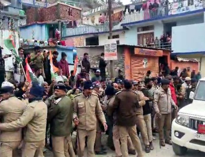 उत्तरकाशी में सियासी हलचल: कांग्रेस कार्यकर्ताओं ने कृषि मंत्री गणेश जोशी को दिखाए काले झंडे