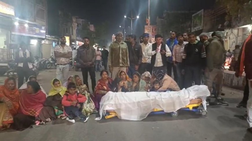 CG NEWS: युवक की मौत से भड़के परिजन, मुआवजे की मांग को लेकर चौक पर शव रखकर किया चक्काजाम