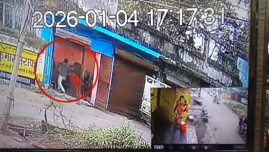 Video : सत्संग कर रही महिलाओं पर युवक ने डंडे से किया हमला, CCTV कैमरे में कैद हुई वारदात
