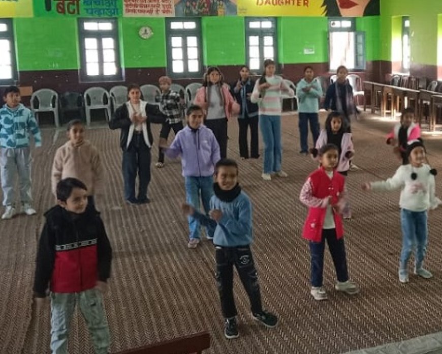 अल्मोड़ा: बाल रंग कार्यशाला में बच्चे उठा रहे शीतावकाश का लुत्फ