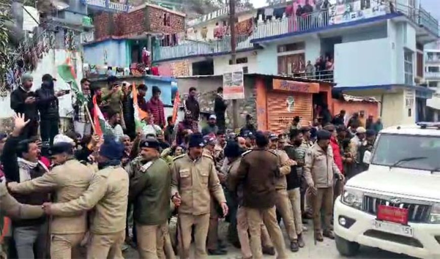 उत्तरकाशी में सियासी बवाल, कांग्रेस ने मंत्री गणेश जोशी को दिखाए काले झंडे