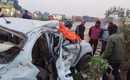 बिहार के भोजपुर में दर्दनाक सड़क हादसा: खड़े ट्रक से टकराई तेज रफ्तार कार, तीन दोस्तों की मौके पर मौत, एक गंभीर रूप से घायल