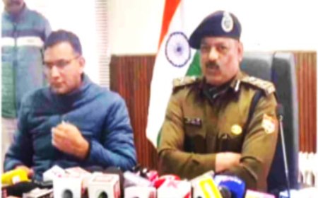 पुलिस ने खुलासा किया कि नकल कराने के लिए ये लोग 10 लाख रुपये तक लेते थे