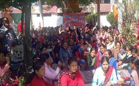 अल्मोड़ा में आंगनबाड़ी कार्यकर्तियों ने अपने हकों के​ लिए उठाई आवाज