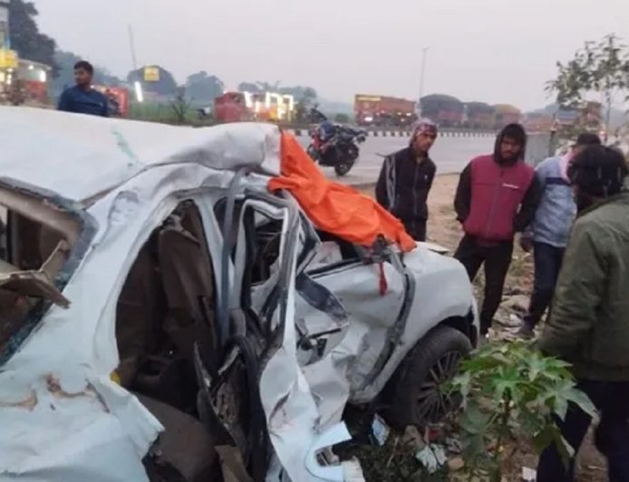भोजपुर में सड़क पर हुई घटना: तेज रफ्तार कार ने खड़े ट्रक को मारी टक्कर, तीन युवक घटनास्थल पर दम तोड़ गए