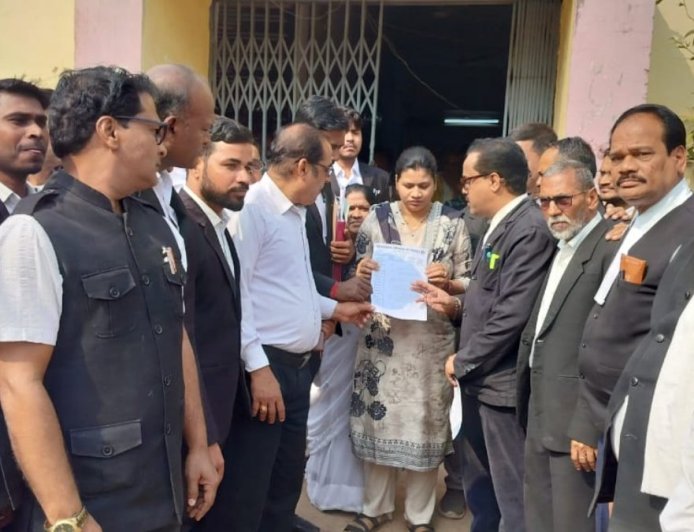 तखतपुर में अधिवक्ताओं ने प्रभारी SDM नितिन तिवारी के खिलाफ उठाई आवाज, पूर्णकालिक एसडीएम की नियुक्ति की मांग