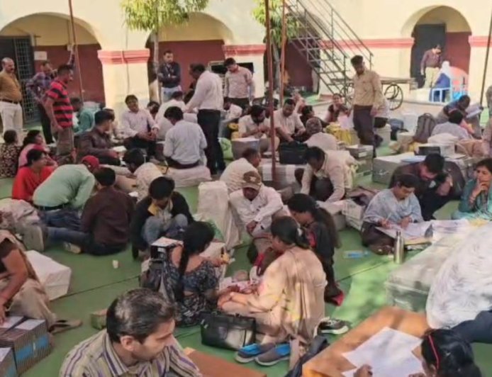 खंडवा में बोर्ड परीक्षा का तैयारी: सामग्री वितरण शुरू, मोबाइल ऐप से निगरानी और जैमर की व्यवस्था