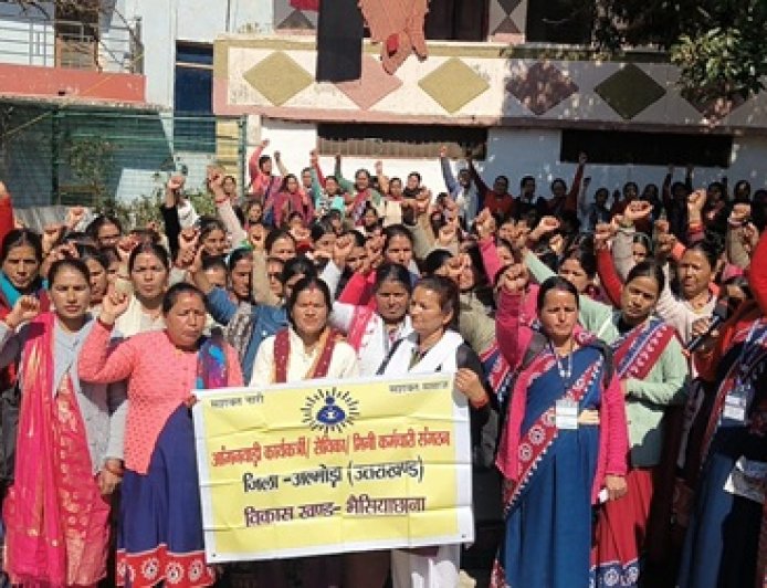 अल्मोड़ा में आंगनबाड़ी कार्यकर्ताओं का प्रदर्शन: मानदेय वृद्धि की मांग
