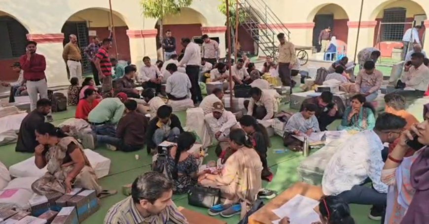 खंडवा में बोर्ड परीक्षा की सामग्री का वितरण: 10 फरवरी से शुरू होंगी 10वीं-12वीं की परीक्षाएं, मोबाइल ऐप से निगरानी; एग्जाम सेंटरों पर जैमर भी लगाए जाएंगे