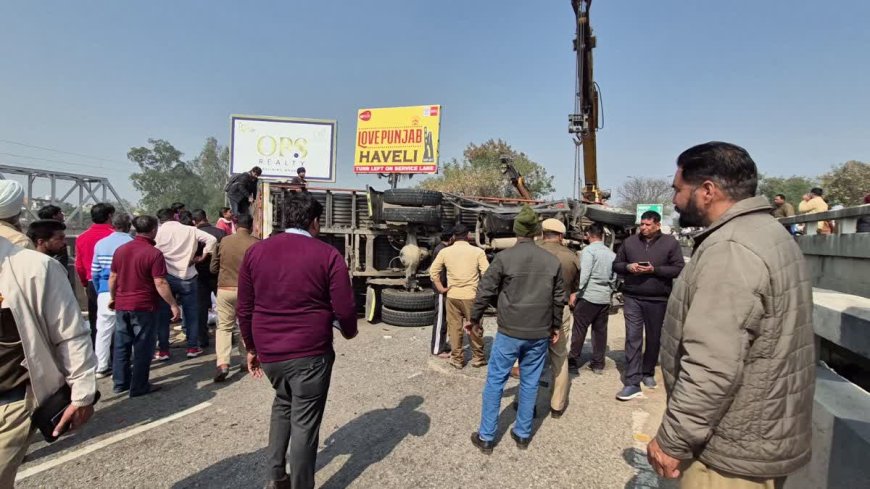 दिल्ली-अमृतसर राष्ट्रीय राजमार्ग पर ट्रक पलटा, दो की मौत, हादसे के बाद हाईवे पर लंबा जाम