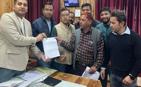 अल्मोड़ा: खतरा बने पेड़ों की चिंता लेकर डीएफओ से मिले राजीव गुरूरानी