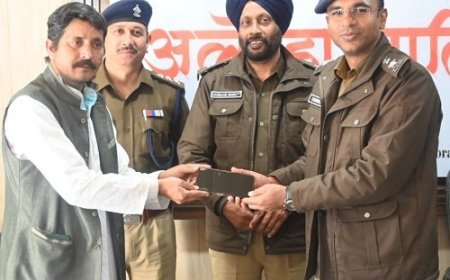 अल्मोड़ा: महंगे मोबाइल मिले, तो उदास चेहरे खिले