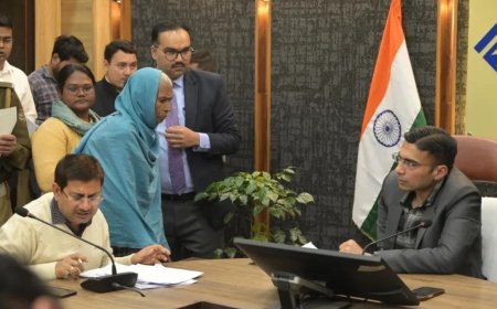 जनदर्शन में सख्त डीएम, लापरवाही पर वेतन रोका