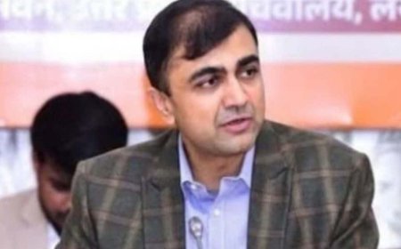 भ्रष्टाचार के आरोपों के बीच अभिषेक प्रकाश की सेवा बहाल