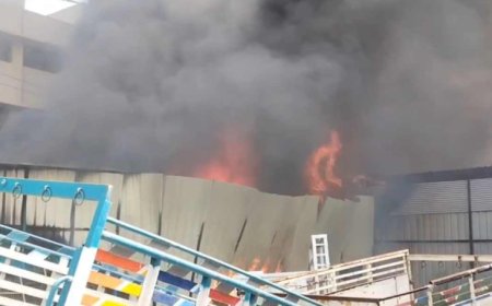 कार गैरेज में लगी भीषण आग, कई गाड़ियां जलकर खाक, मची अफरा-तफरी