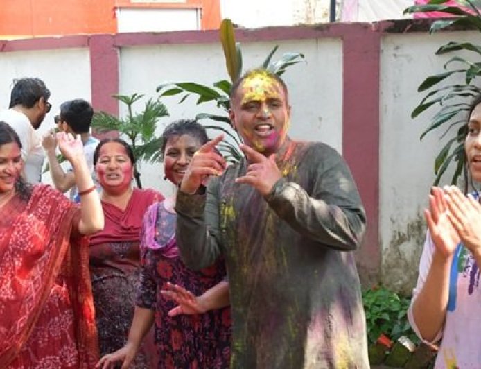 नैनीताल पुलिस ने खेली 'अपनत्व की होली', कर्तव्य की कठोरता को किया कमजोर