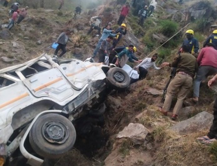 बागेश्वर में दर्दनाक हादसा: बोलेरो खाई में गिरी, दो महिलाओं की मौत और पांच गंभीर घायल